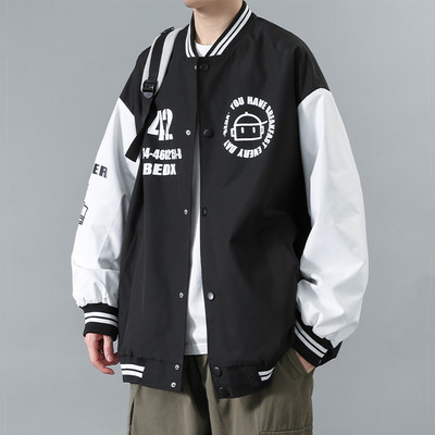 Tikitud kirja ja nööpidega meeste pesapallijope