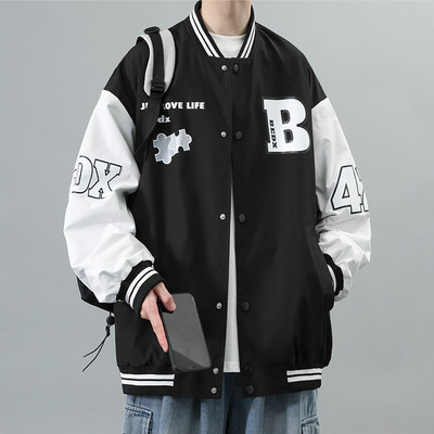 Tikitud kirja ja nööpidega meeste pesapallijope