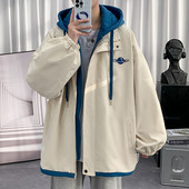 O jachetă lată și subțire pentru bărbați, cu glugă