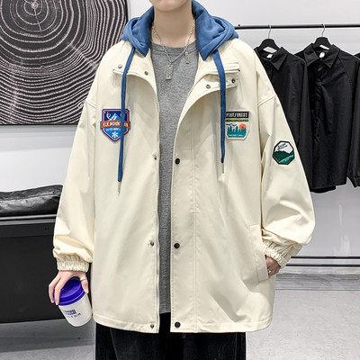 O jachetă lată și subțire pentru bărbați, cu glugă