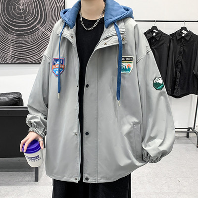 O jachetă lată și subțire pentru bărbați, cu glugă