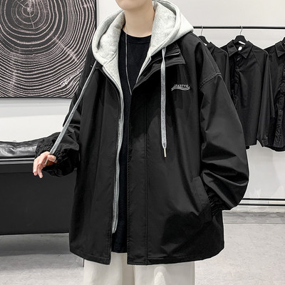 O jachetă lată și subțire pentru bărbați, cu glugă