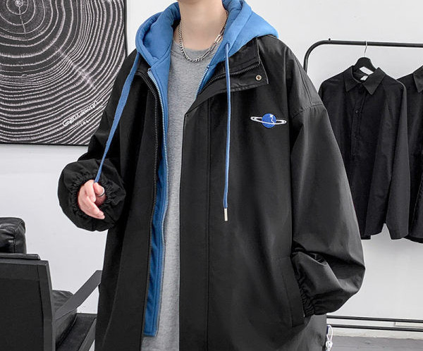 O jachetă lată și subțire pentru bărbați, cu glugă
