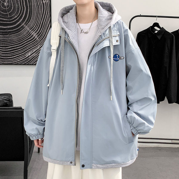 O jachetă lată și subțire pentru bărbați, cu glugă