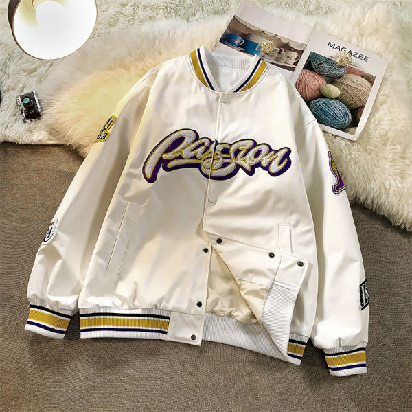 Ležerna jesenja jakna s natpisom