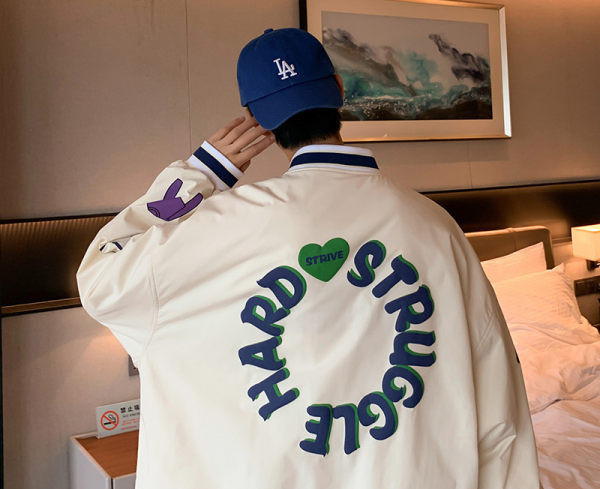 Férfi alkalmi dzseki hátul nyomtatással és gombos rögzítéssel