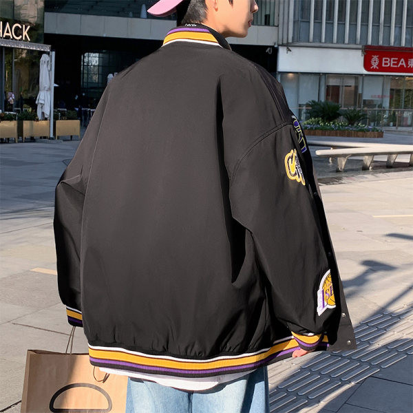 Sportos baseball kabát férfiaknak nyomattal és gombos rögzítéssel