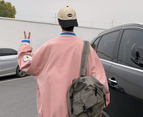 Jachetă de baseball subțire cu nasturi și inscripții