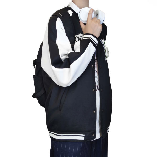 Plona beisbolo striukė su sagomis ir užrašais