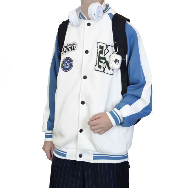 Plona beisbolo striukė su sagomis ir užrašais