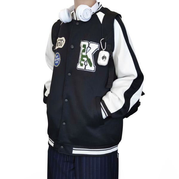 Plona beisbolo striukė su sagomis ir užrašais