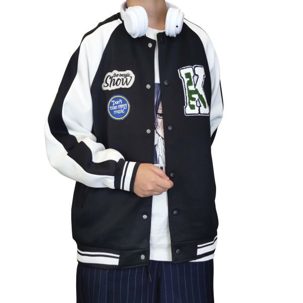 Plona beisbolo striukė su sagomis ir užrašais