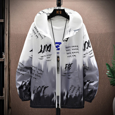 Ležerna muška vjetrovka s kapuljačom i natpisom