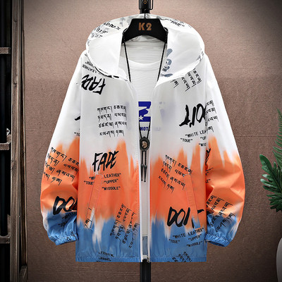 Ležerna muška vjetrovka s kapuljačom i natpisom