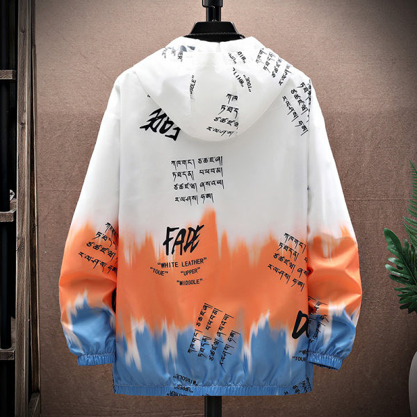 Ležerna muška vjetrovka s kapuljačom i natpisom