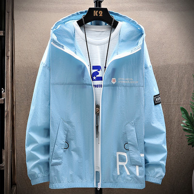 Nový model pánskej bundy s kapucňou a logom - typ vetrovky