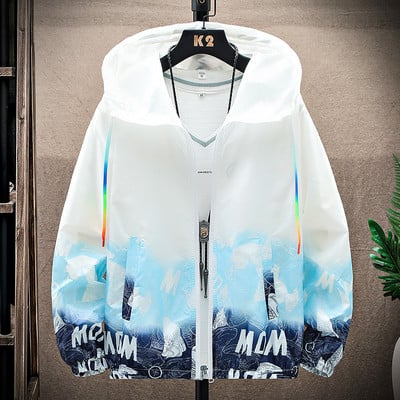 Tanka muška jakna s kapuljačom i šarenim printom - tip vjetrovke