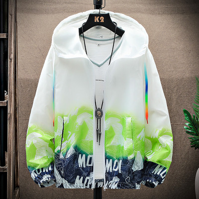 Tanka muška jakna s kapuljačom i šarenim printom - tip vjetrovke