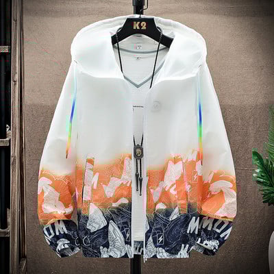 Tanka muška jakna s kapuljačom i šarenim printom - tip vjetrovke