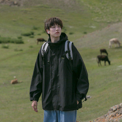 Férfi sportdzseki kapucnival és felirattal