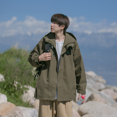 Férfi sportdzseki kapucnival és felirattal