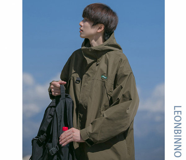 Férfi sportdzseki kapucnival és felirattal