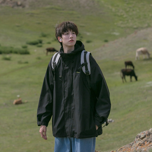 Férfi sportdzseki kapucnival és felirattal