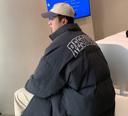 Széles mintás férfi kabát, hátoldalán hímzett felirattal