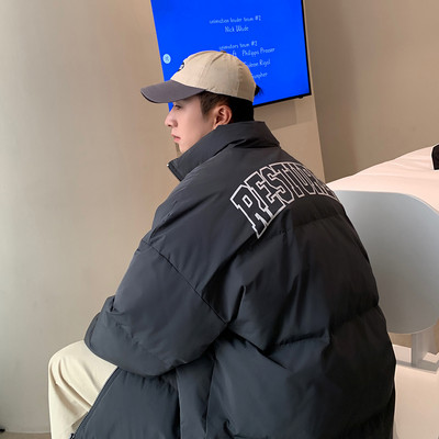 Széles mintás férfi kabát, hátoldalán hímzett felirattal