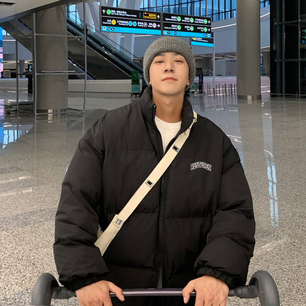 Széles mintás férfi kabát, hátoldalán hímzett felirattal