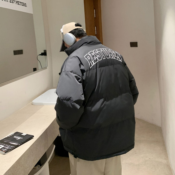 Széles mintás férfi kabát, hátoldalán hímzett felirattal