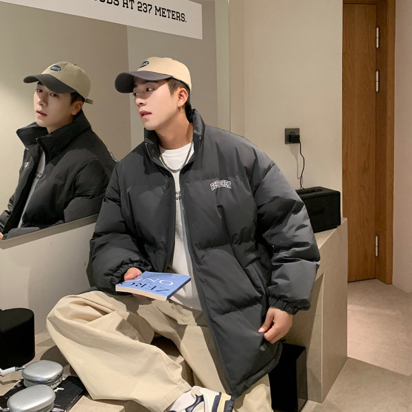 Széles mintás férfi kabát, hátoldalán hímzett felirattal