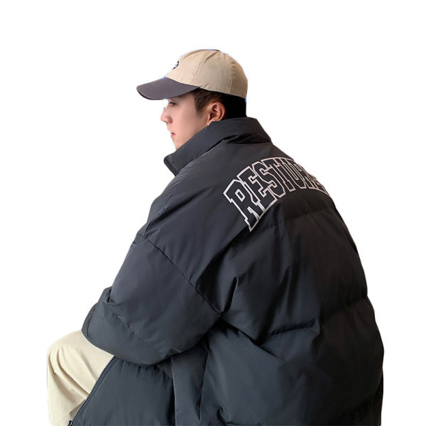 Széles mintás férfi kabát, hátoldalán hímzett felirattal