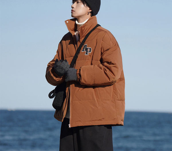 Jachetă pentru bărbați cu guler înalt și inscripții brodate