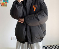 Férfi téli kabát magas gallérral és felirattal