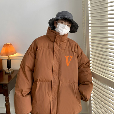 Férfi téli kabát magas gallérral és felirattal