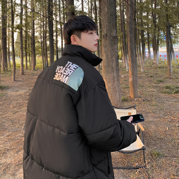 Geaca barbatesta model lat cu guler inalt si scris pe spate