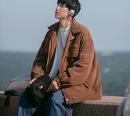 Ležerna muška jakna s klasičnim džepom na ovratniku i kopčanjem na gumb