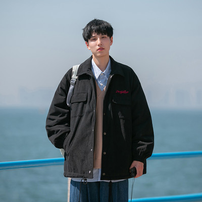 Ležerna muška jakna s klasičnim džepom na ovratniku i kopčanjem na gumb