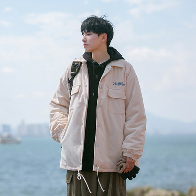 Ležerna muška jakna s klasičnim džepom na ovratniku i kopčanjem na gumb