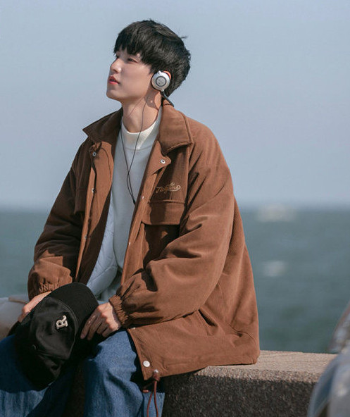 Ležerna muška jakna s klasičnim džepom na ovratniku i kopčanjem na gumb