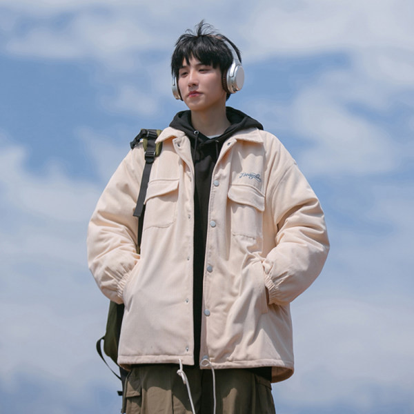 Ležerna muška jakna s klasičnim džepom na ovratniku i kopčanjem na gumb