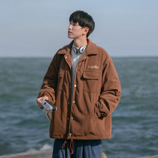 Ležerna muška jakna s klasičnim džepom na ovratniku i kopčanjem na gumb