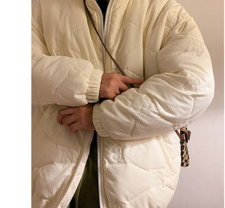 Plataus modelio vyriškas švarkas - su užtrauktuku ir kišene