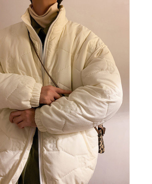 Plataus modelio vyriškas švarkas - su užtrauktuku ir kišene