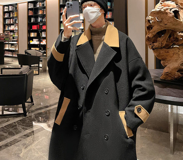 Široki model muškog zimskog kaputa sa špicastim dekolteom