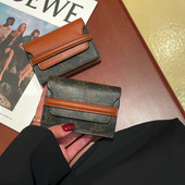 Kis női pénztárca dokumentumok és kártyák tárolására