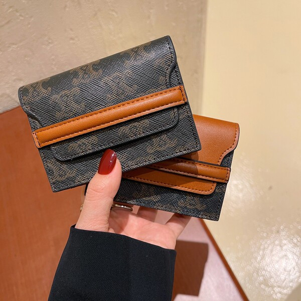 Kis női pénztárca dokumentumok és kártyák tárolására