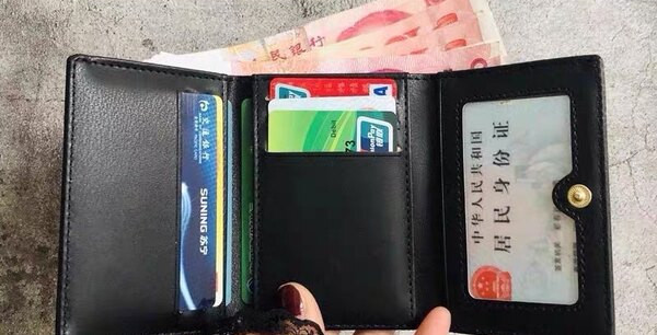 Moteriška piniginė su užrašu