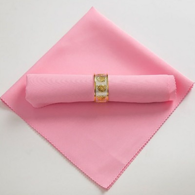 25 db Négyzet alakú szatén asztali szalvéta puha zsebkendő Romantikus esküvői bankett asztalterítő vacsora dekoráció egyedi szalvéták 48x48cm